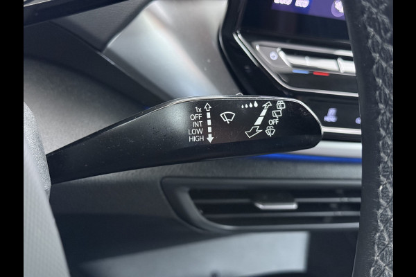 Volkswagen ID.4 First 82kWh SOH 90% Warmtepomp Trekhaak Camera Adap.Cruise Apple Carplay Android Auto Stuur+Stoelverwarming Navi Ecc Pdc Lmv 20" Led Wifi Voorruitverwarming DAB Isofix Verkeersbord detectie 1.000KG Trekgewicht 1e Eigenaar Dealeronderhouden