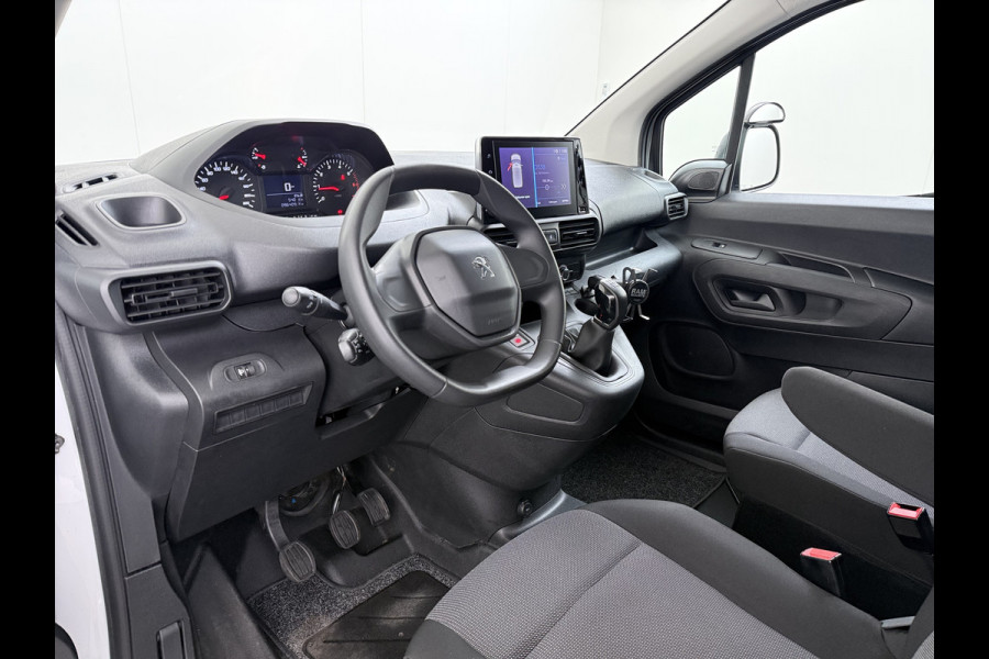 Peugeot Partner 1.5 HDI 102PK Trekhaak Apple Carplay Android Auto Euro 6 Navi* Airco Cruise Control Premium Schuifdeur Betonplex Vloer Bott-Inbouwkast Tussenwand 1e Eigenaar 1.000 Trekgewicht Origineel Nederlandse Auto