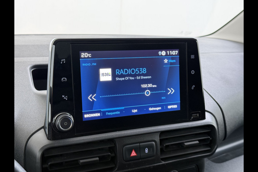 Peugeot Partner 1.5 HDI 102PK Trekhaak Apple Carplay Android Auto Euro 6 Navi* Airco Cruise Control Premium Schuifdeur Betonplex Vloer Bott-Inbouwkast Tussenwand 1e Eigenaar 1.000 Trekgewicht Origineel Nederlandse Auto