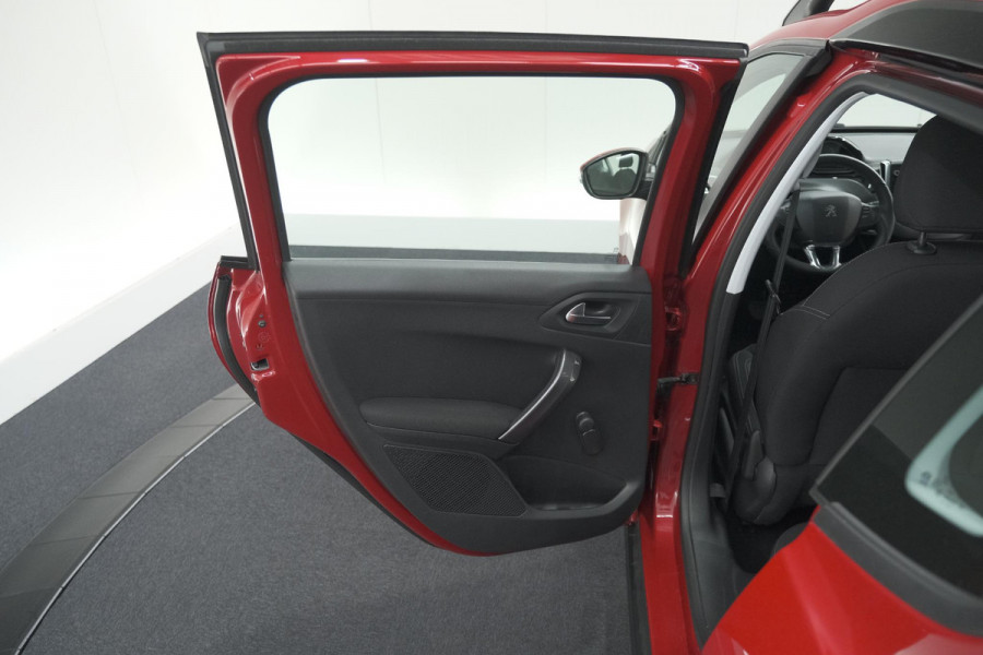 Peugeot 2008 PureTech 110 EAT6 Active | Camera | Apple CarPlay | Parkeersensoren