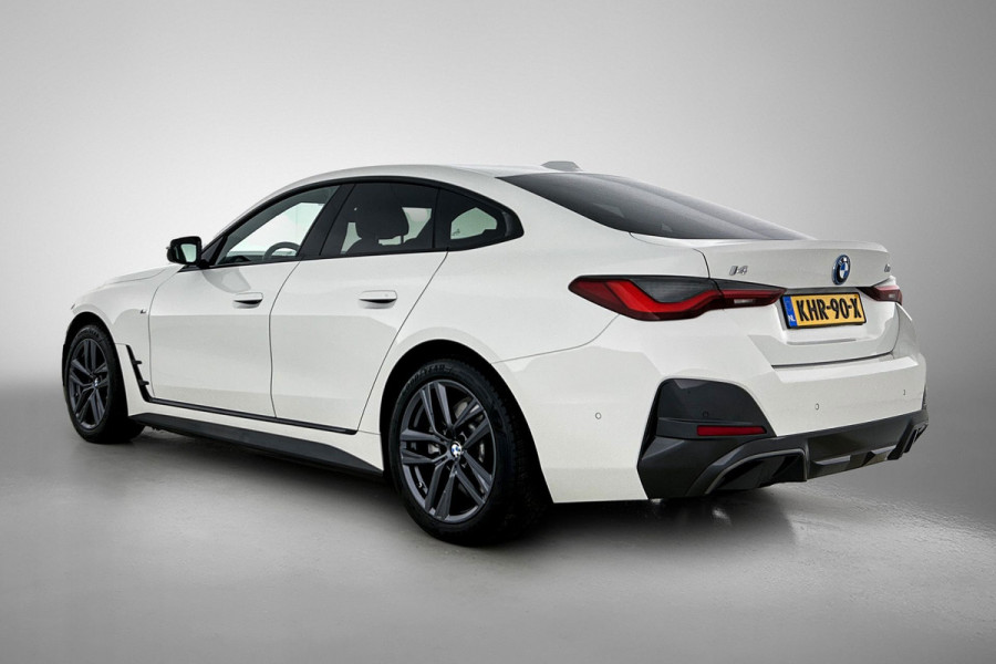BMW i4 EDrive35 70 kWh M-sportpakket (1e Eig, Dealer OnderH, Navi Pro, Camera, Carplay, Addapt Cruise, StoelV, PDC V+A, Etc)