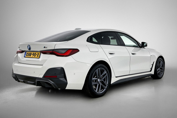 BMW i4 EDrive35 70 kWh M-sportpakket (1e Eig, Dealer OnderH, Navi Pro, Camera, Carplay, Addapt Cruise, StoelV, PDC V+A, Etc)