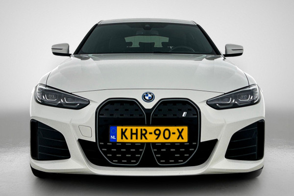 BMW i4 EDrive35 70 kWh M-sportpakket (1e Eig, Dealer OnderH, Navi Pro, Camera, Carplay, Addapt Cruise, StoelV, PDC V+A, Etc)