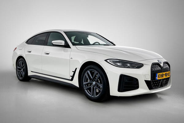 BMW i4 EDrive35 70 kWh M-sportpakket (1e Eig, Dealer OnderH, Navi Pro, Camera, Carplay, Addapt Cruise, StoelV, PDC V+A, Etc)