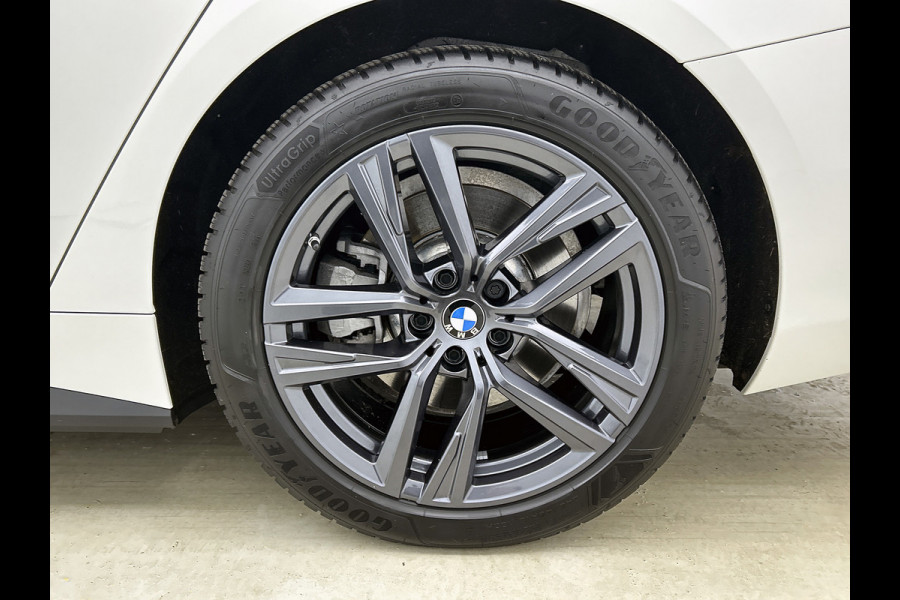 BMW i4 EDrive35 70 kWh M-sportpakket (1e Eig, Dealer OnderH, Navi Pro, Camera, Carplay, Addapt Cruise, StoelV, PDC V+A, Etc)