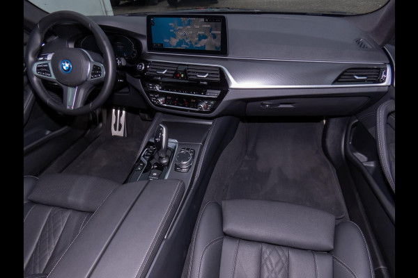 BMW 5 Serie Touring 530e xDrive M-SPORT ** LASER, LEDER, PANORAMA, TREKH, SOPHISTO GRAU ** € 35.000,= onder NP - 1e EIG ** ** INFORMEER OOK NAAR ONZE AANTREKKELIJKE FINANCIAL-LEASE TARIEVEN **