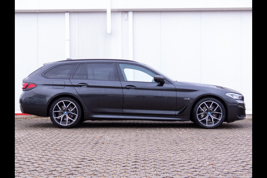 BMW 5 Serie Touring 530e xDrive M-SPORT ** LASER, LEDER, PANORAMA, TREKH, SOPHISTO GRAU ** € 35.000,= onder NP - 1e EIG ** ** INFORMEER OOK NAAR ONZE AANTREKKELIJKE FINANCIAL-LEASE TARIEVEN **