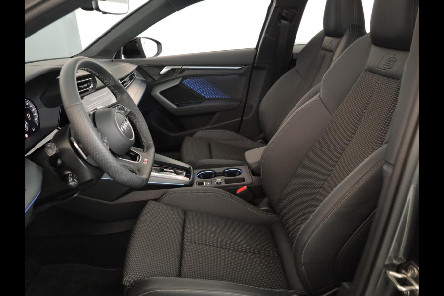 Audi A3 Sportback 45 TFSI e S edition Competition 272 pk S-tronic | Verlengde garantie | Navigatie | Panoramadak | Parkeersensoren (Park assist) | Achteruitrijcamera | S-Line |