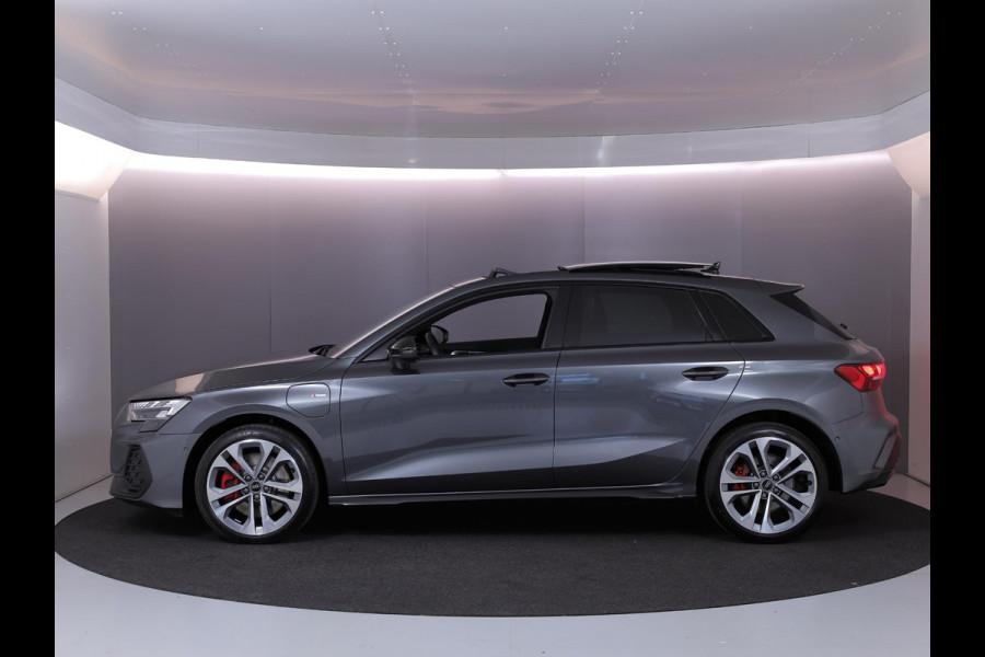 Audi A3 Sportback 45 TFSI e S edition Competition 272 pk S-tronic | Verlengde garantie | Navigatie | Panoramadak | Parkeersensoren (Park assist) | Achteruitrijcamera | S-Line |
