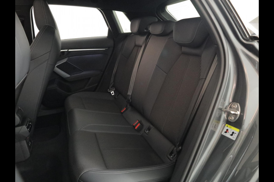Audi A3 Sportback 45 TFSI e S edition Competition 272 pk S-tronic | Verlengde garantie | Navigatie | Panoramadak | Parkeersensoren (Park assist) | Achteruitrijcamera | S-Line |