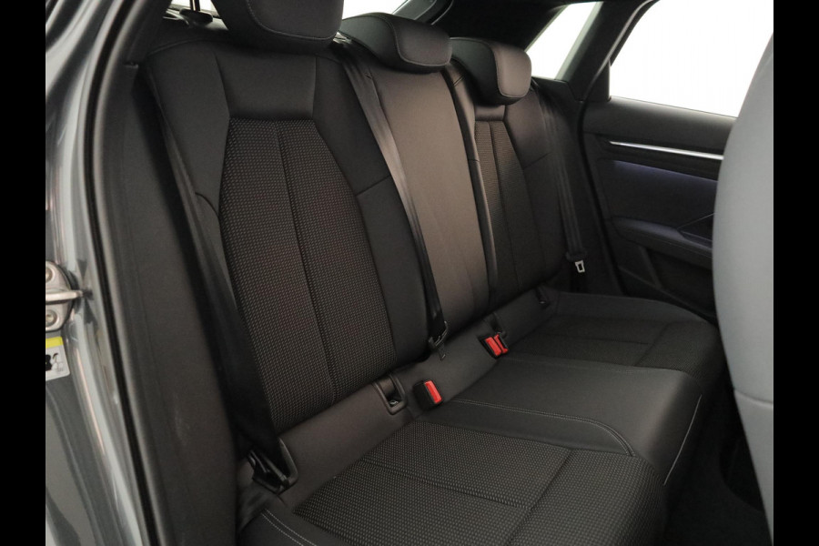 Audi A3 Sportback 45 TFSI e S edition Competition 272 pk S-tronic | Verlengde garantie | Navigatie | Panoramadak | Parkeersensoren (Park assist) | Achteruitrijcamera | S-Line |