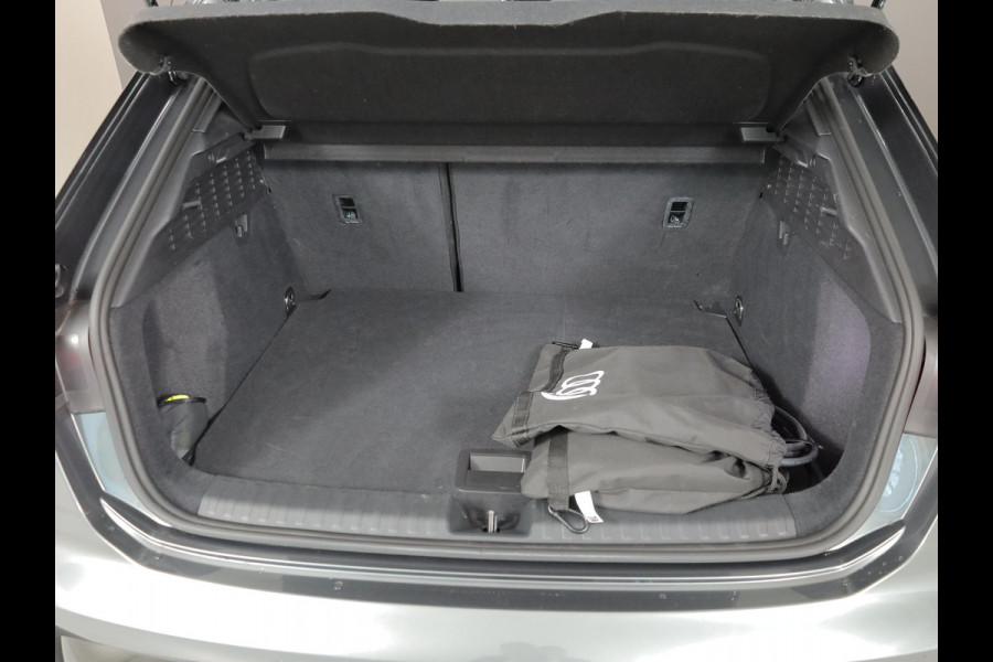 Audi A3 Sportback 45 TFSI e S edition Competition 272 pk S-tronic | Verlengde garantie | Navigatie | Panoramadak | Parkeersensoren (Park assist) | Achteruitrijcamera | S-Line |