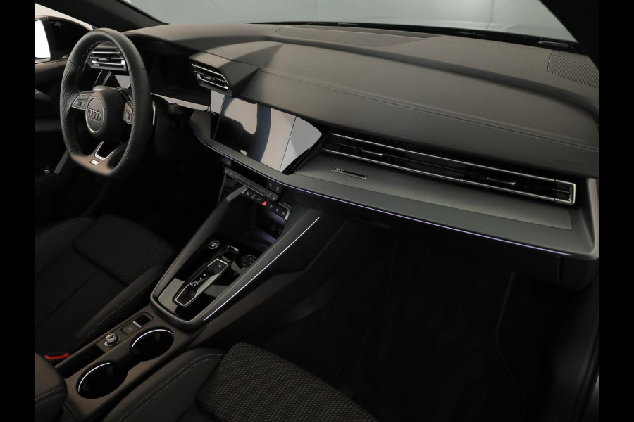 Audi A3 Sportback 45 TFSI e S edition Competition 272 pk S-tronic | Verlengde garantie | Navigatie | Panoramadak | Parkeersensoren (Park assist) | Achteruitrijcamera | S-Line |
