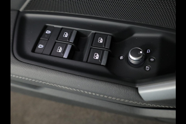 Audi A3 Sportback 45 TFSI e S edition Competition 272 pk S-tronic | Verlengde garantie | Navigatie | Panoramadak | Parkeersensoren (Park assist) | Achteruitrijcamera | S-Line |