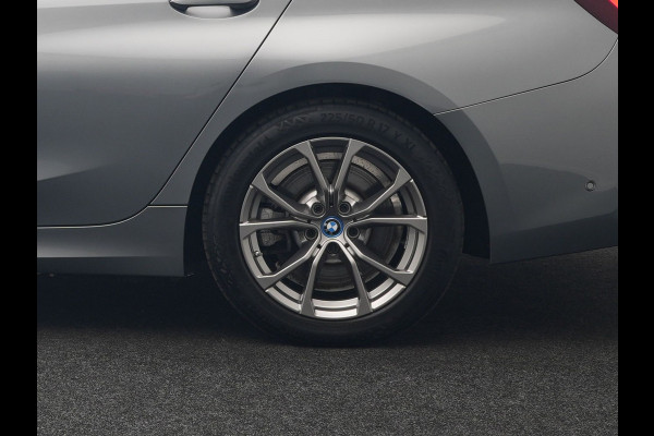 BMW 3 Serie Touring 320e Sportline FACELIFT PHEV Dealer O.H | Panodak | Widescreen Navi | Harman Kardon | Camera | Keyless | Stuurverwarming | Apple Carplay | BLIS | Plug In Hybrid