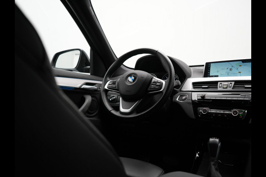 BMW X1 xDrive25e Sportline PHEV 221pk Dealer O.H. | Trekhaak Afn. | Camera | Adaptive LED | Hifi Sound | Sportstoelen Verwarmd | Sfeerverlichting | Apple Carplay | Navigatie | DAB | Cruise Control | Plug In Hybrid |