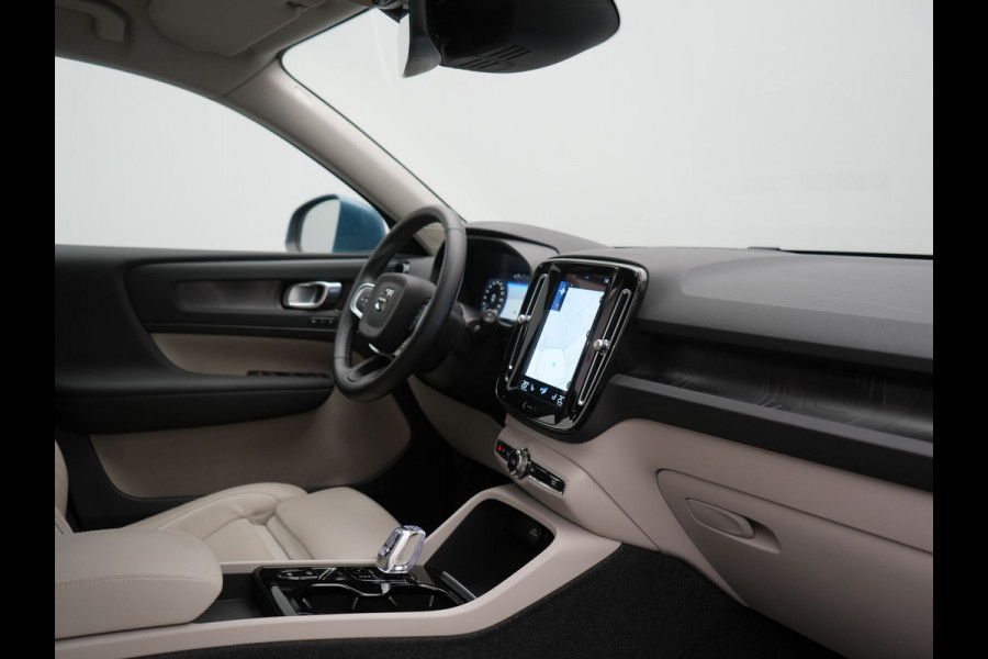 Volvo XC40 T5 Plus Bright PHEV 262pk Dealer O.H | Trekhaak Af Fabriek | Camera | Adaptive Cruise | Harman & Kardon | Lederen Sportstoelen Memory & Verwarmd | Keyless | Blis | Stuur Verwarmd | Navigatie | Virtual | 18"L.M | DAB |