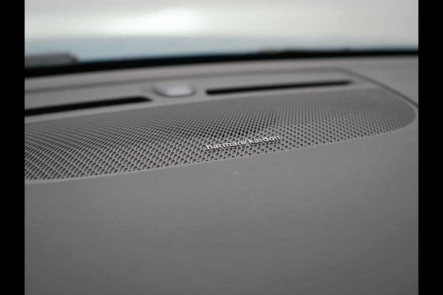 Volvo XC40 T5 Plus Bright PHEV 262pk Dealer O.H | Trekhaak Af Fabriek | Camera | Adaptive Cruise | Harman & Kardon | Lederen Sportstoelen Memory & Verwarmd | Keyless | Blis | Stuur Verwarmd | Navigatie | Virtual | 18"L.M | DAB |