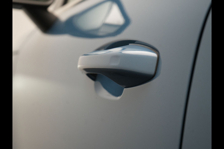 Volvo XC40 T5 Plus Bright PHEV 262pk Dealer O.H | Trekhaak Af Fabriek | Camera | Adaptive Cruise | Harman & Kardon | Lederen Sportstoelen Memory & Verwarmd | Keyless | Blis | Stuur Verwarmd | Navigatie | Virtual | 18"L.M | DAB |