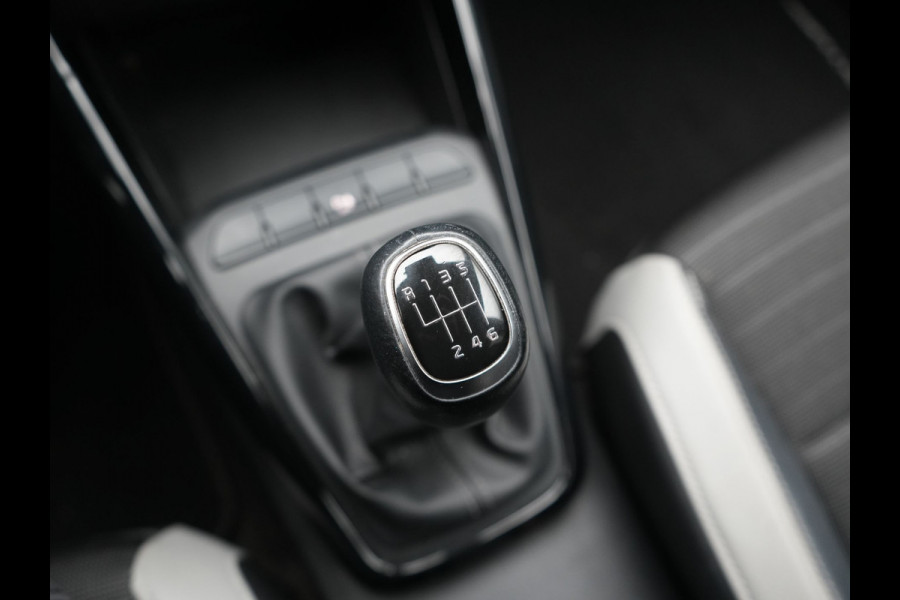 Kia Stonic 1.0 T-GDi Black Edition 99pk Handgeschakeld | Trekhaak Afn. | Camera | Apple Carplay | Cruise Control | Lane Assist | Navigatie | DAB |