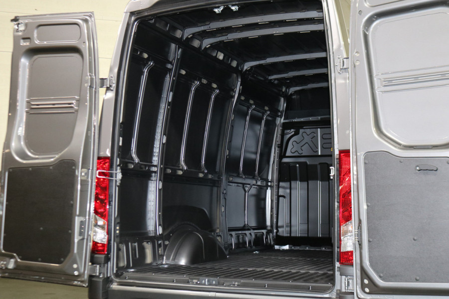 Iveco Daily 35S18 Hi-Matic L2 H2 Airco Navigatie Trekhaak Digitaal Dashboard (Voorraad in de Wal)