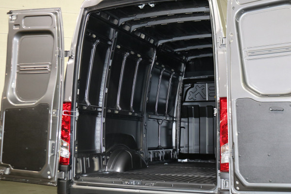 Iveco Daily 35S18 Hi-Matic L2 H2 Airco Navigatie Trekhaak Digitaal Dashboard (Voorraad in de Wal)