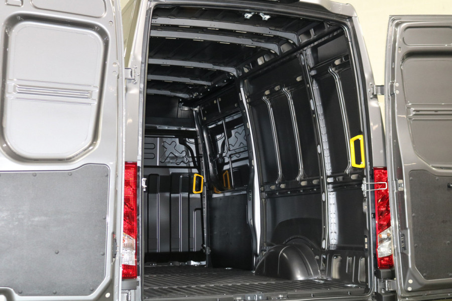 Iveco Daily 35S18 Hi-Matic L2 H2 Airco Navigatie Trekhaak Digitaal Dashboard (Voorraad in de Wal)