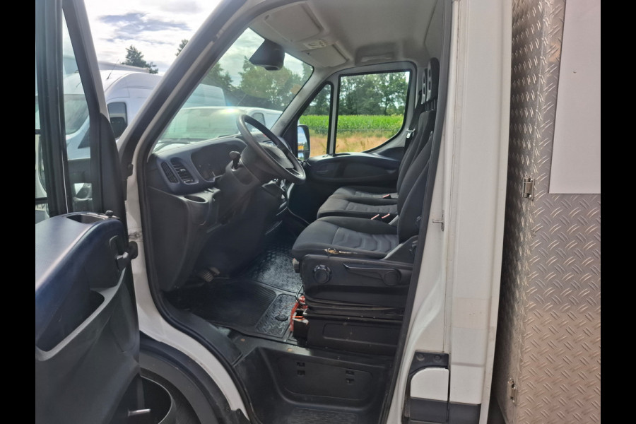 Iveco Daily 3.0I CNG AARDGAS Kraan wagen Open Laad bak AUT-6 HIAB 3-Pers. EURO 6 Navi Ecc Trekhaak Camera Blue power Alpine 2-Din Infotainment Sys. Bluetooth Opbergkasten Betonplex Vloer Compressed Natural Gas (CNG) EURO-6 375 35S14N Voertuig 1e Eigenaar Euro 6