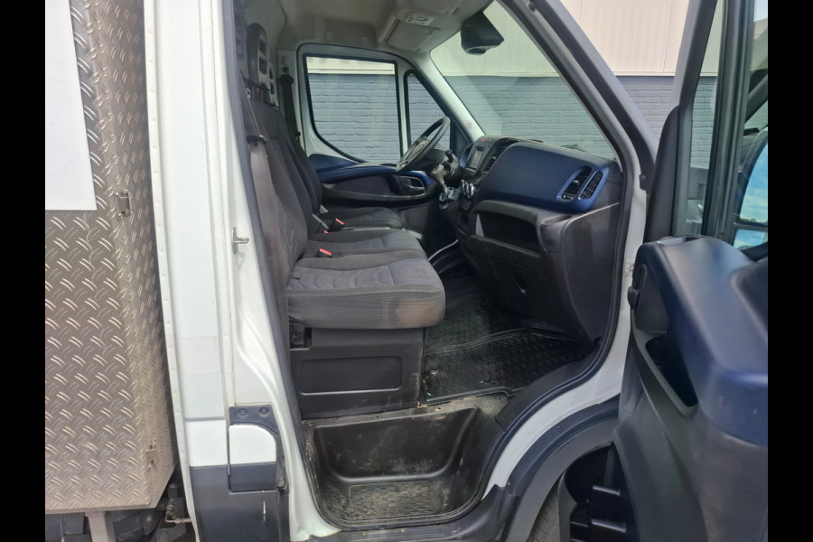 Iveco Daily 3.0I CNG AARDGAS Kraan wagen Open Laad bak AUT-6 HIAB 3-Pers. EURO 6 Navi Ecc Trekhaak Camera Blue power Alpine 2-Din Infotainment Sys. Bluetooth Opbergkasten Betonplex Vloer Compressed Natural Gas (CNG) EURO-6 375 35S14N Voertuig 1e Eigenaar Euro 6