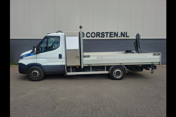 Iveco Daily 3.0I CNG AARDGAS Kraan wagen Open Laad bak AUT-6 HIAB 3-Pers. EURO 6 Navi Ecc Trekhaak Camera Blue power Alpine 2-Din Infotainment Sys. Bluetooth Opbergkasten Betonplex Vloer Compressed Natural Gas (CNG) EURO-6 375 35S14N Voertuig 1e Eigenaar Euro 6