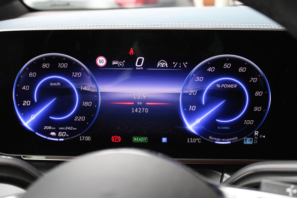 Mercedes-Benz Eqv 300 L2 / AMG / Luchtvering / Dubbele Cabine / Black Edition / 360 Camera / Vol Opties / NIEUWSTAAT