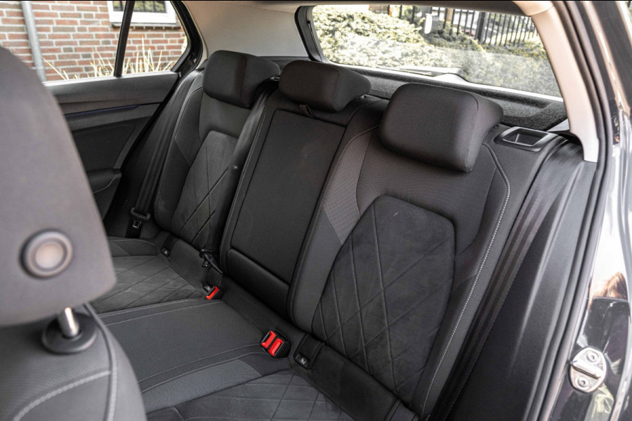 Volkswagen Golf 1.4 eHybrid 204 PK 1e Eig R-Line Pano Massage Adaptive 19''