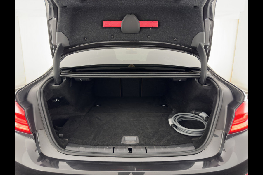 BMW 5 Serie 530e iPerformance eDrive Edition (Plug-In) (INCL-BTW) Aut. *LEATHER | FULL-LED | SOFTCLOSE | TOPVIEW | MEMORY-PACK | DIGI-COCKPIT | NAVI-FULLMAP | HEATED-COMFORTSEATS | HEAD-UP | PRIVACY-GLASS | ECC | PDC | 18''ALU*