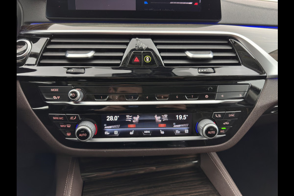 BMW 5 Serie 530e iPerformance eDrive Edition (Plug-In) (INCL-BTW) Aut. *LEATHER | FULL-LED | SOFTCLOSE | TOPVIEW | MEMORY-PACK | DIGI-COCKPIT | NAVI-FULLMAP | HEATED-COMFORTSEATS | HEAD-UP | PRIVACY-GLASS | ECC | PDC | 18''ALU*