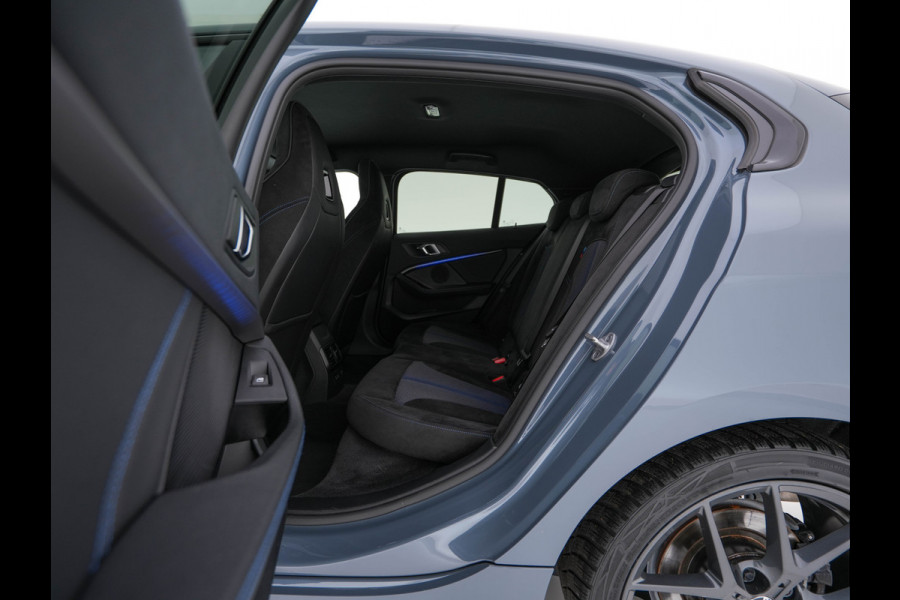 BMW 1-serie 118i M-Sportpack Executive Edition (INCL-BTW) *M-SPORT-CUPSEATS | FULL-LED | DIGI-COCKPIT | HIFI-SOUND | CAMERA | NAVI-FULLMAP | AMBIENTLIGHT | PRIVACY-GLASS | ECC | CARBON-INLAY | PDC | CRUISE | 18''ALU*