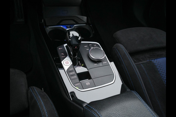 BMW 1-serie 118i M-Sportpack Executive Edition (INCL-BTW) *M-SPORT-CUPSEATS | FULL-LED | DIGI-COCKPIT | HIFI-SOUND | CAMERA | NAVI-FULLMAP | AMBIENTLIGHT | PRIVACY-GLASS | ECC | CARBON-INLAY | PDC | CRUISE | 18''ALU*