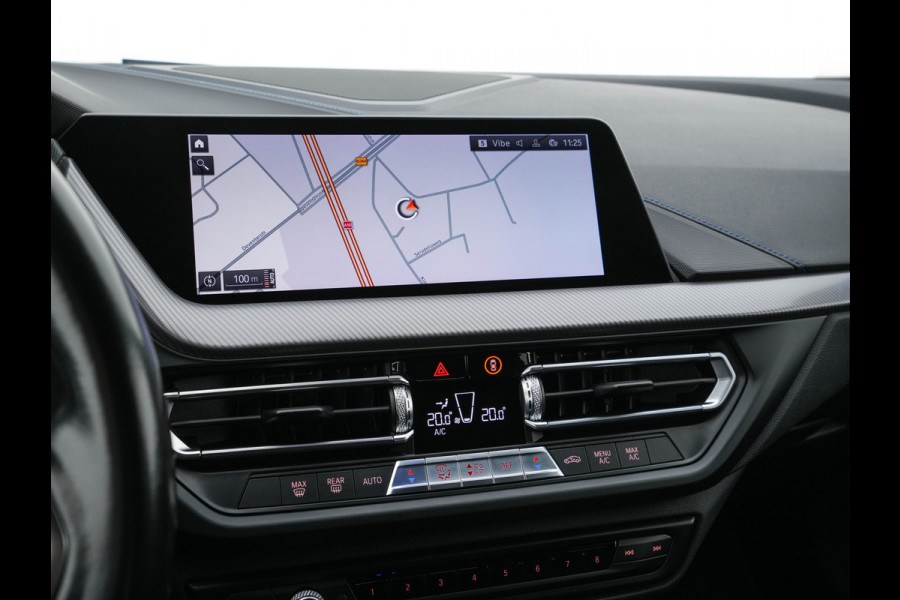 BMW 1-serie 118i M-Sportpack Executive Edition (INCL-BTW) *M-SPORT-CUPSEATS | FULL-LED | DIGI-COCKPIT | HIFI-SOUND | CAMERA | NAVI-FULLMAP | AMBIENTLIGHT | PRIVACY-GLASS | ECC | CARBON-INLAY | PDC | CRUISE | 18''ALU*