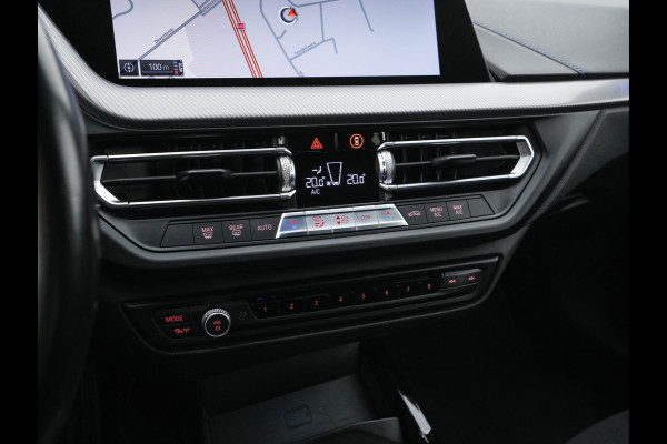 BMW 1-serie 118i M-Sportpack Executive Edition (INCL-BTW) *M-SPORT-CUPSEATS | FULL-LED | DIGI-COCKPIT | HIFI-SOUND | CAMERA | NAVI-FULLMAP | AMBIENTLIGHT | PRIVACY-GLASS | ECC | CARBON-INLAY | PDC | CRUISE | 18''ALU*