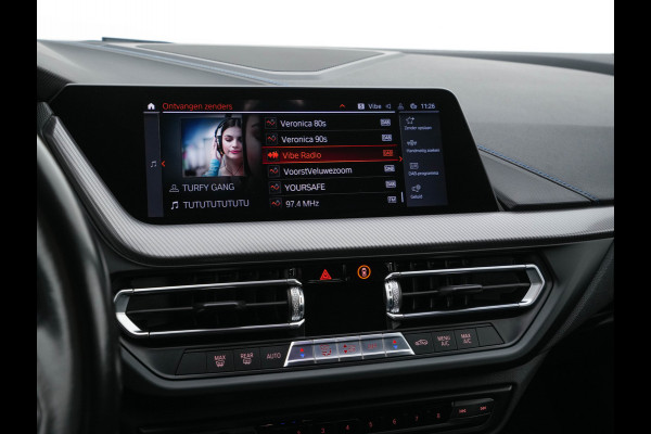 BMW 1-serie 118i M-Sportpack Executive Edition (INCL-BTW) *M-SPORT-CUPSEATS | FULL-LED | DIGI-COCKPIT | HIFI-SOUND | CAMERA | NAVI-FULLMAP | AMBIENTLIGHT | PRIVACY-GLASS | ECC | CARBON-INLAY | PDC | CRUISE | 18''ALU*