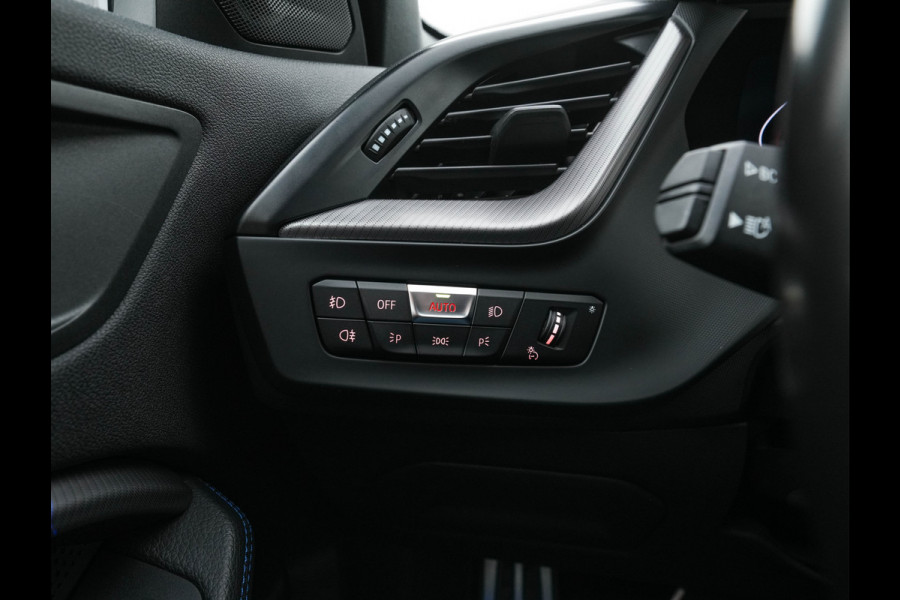 BMW 1-serie 118i M-Sportpack Executive Edition (INCL-BTW) *M-SPORT-CUPSEATS | FULL-LED | DIGI-COCKPIT | HIFI-SOUND | CAMERA | NAVI-FULLMAP | AMBIENTLIGHT | PRIVACY-GLASS | ECC | CARBON-INLAY | PDC | CRUISE | 18''ALU*