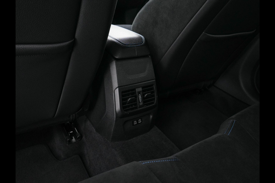BMW 1-serie 118i M-Sportpack Executive Edition (INCL-BTW) *M-SPORT-CUPSEATS | FULL-LED | DIGI-COCKPIT | HIFI-SOUND | CAMERA | NAVI-FULLMAP | AMBIENTLIGHT | PRIVACY-GLASS | ECC | CARBON-INLAY | PDC | CRUISE | 18''ALU*