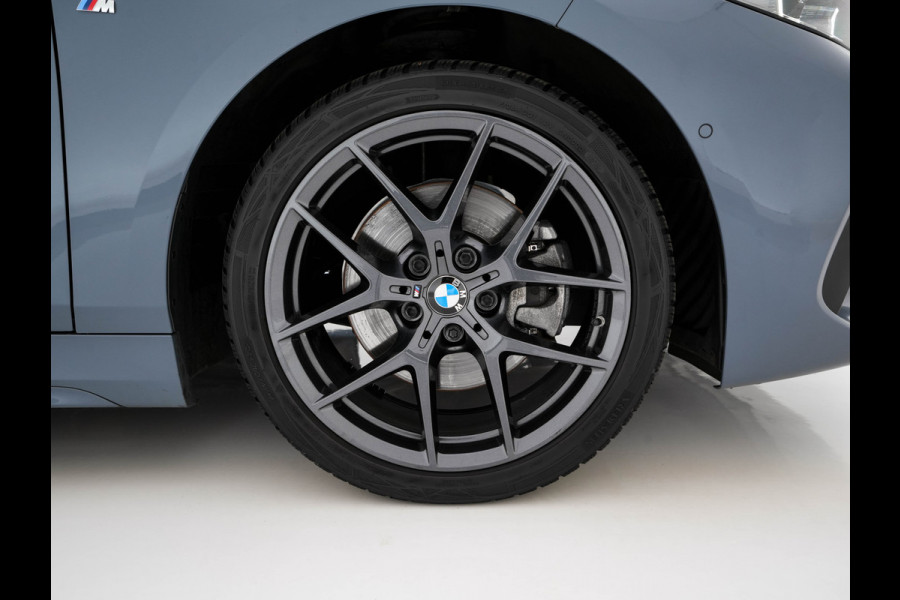 BMW 1-serie 118i M-Sportpack Executive Edition (INCL-BTW) *M-SPORT-CUPSEATS | FULL-LED | DIGI-COCKPIT | HIFI-SOUND | CAMERA | NAVI-FULLMAP | AMBIENTLIGHT | PRIVACY-GLASS | ECC | CARBON-INLAY | PDC | CRUISE | 18''ALU*
