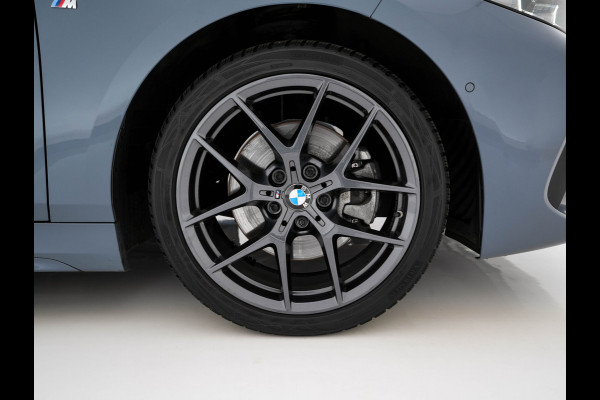 BMW 1-serie 118i M-Sportpack Executive Edition (INCL-BTW) *M-SPORT-CUPSEATS | FULL-LED | DIGI-COCKPIT | HIFI-SOUND | CAMERA | NAVI-FULLMAP | AMBIENTLIGHT | PRIVACY-GLASS | ECC | CARBON-INLAY | PDC | CRUISE | 18''ALU*