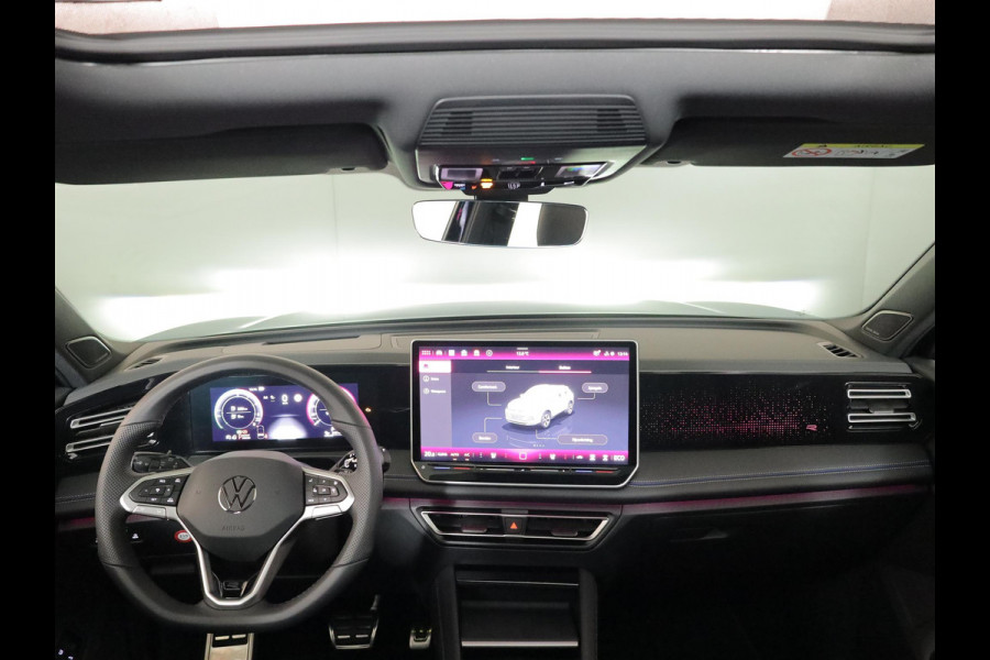 Volkswagen Tiguan 1.5 eHybrid R-Line Edition 272 pk Automaat (DSG) | Verlengde garantie | Navigatie | Panoramadak | Trekhaak (wegklapbaar) | Stoelverwarming v/a | Black Style pakket | R-Line |