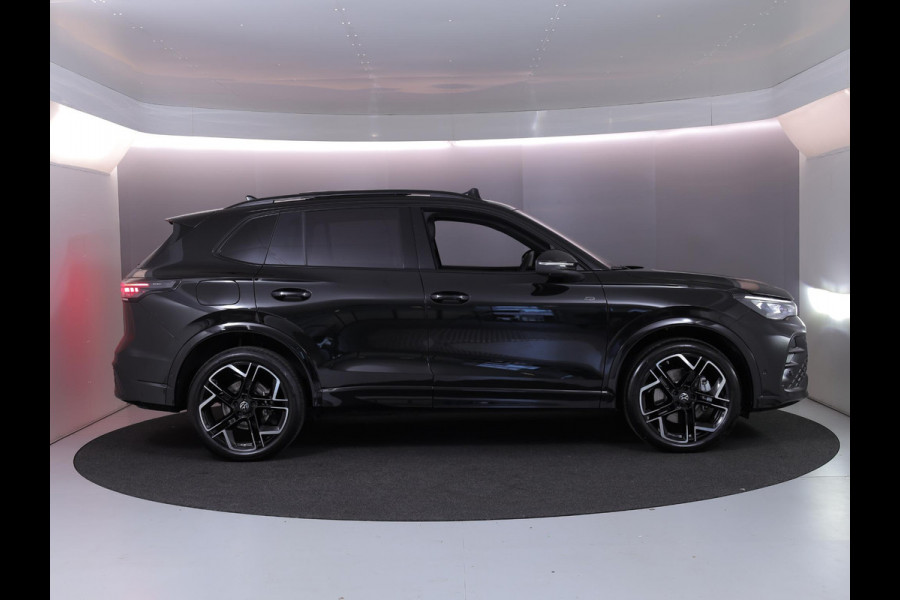 Volkswagen Tiguan 1.5 eHybrid R-Line Edition 272 pk Automaat (DSG) | Verlengde garantie | Navigatie | Panoramadak | Trekhaak (wegklapbaar) | Stoelverwarming v/a | Black Style pakket | R-Line |