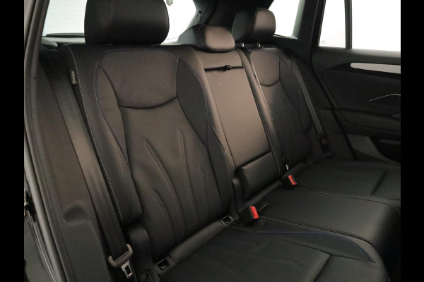 Volkswagen Tiguan 1.5 eHybrid R-Line Edition 272 pk Automaat (DSG) | Verlengde garantie | Navigatie | Panoramadak | Trekhaak (wegklapbaar) | Stoelverwarming v/a | Black Style pakket | R-Line |