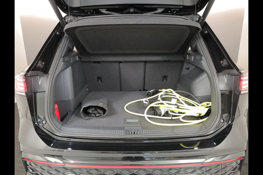 Volkswagen Tiguan 1.5 eHybrid R-Line Edition 272 pk Automaat (DSG) | Verlengde garantie | Navigatie | Panoramadak | Trekhaak (wegklapbaar) | Stoelverwarming v/a | Black Style pakket | R-Line |