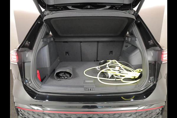 Volkswagen Tiguan 1.5 eHybrid R-Line Edition 272 pk Automaat (DSG) | Verlengde garantie | Navigatie | Panoramadak | Trekhaak (wegklapbaar) | Stoelverwarming v/a | Black Style pakket | R-Line |