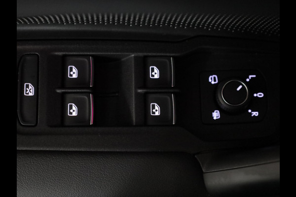 Volkswagen Tiguan 1.5 eHybrid R-Line Edition 272 pk Automaat (DSG) | Verlengde garantie | Navigatie | Panoramadak | Trekhaak (wegklapbaar) | Stoelverwarming v/a | Black Style pakket | R-Line |