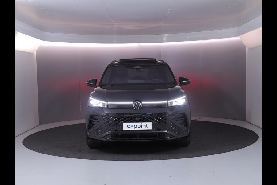 Volkswagen Tiguan 1.5 eHybrid R-Line Edition 272 pk Automaat (DSG) | Verlengde garantie | Navigatie | Panoramadak | Trekhaak (wegklapbaar) | Stoelverwarming v/a | Black Style pakket | R-Line |